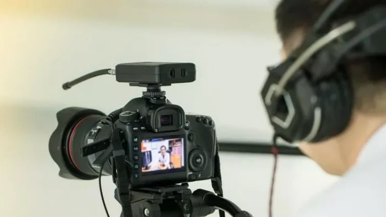 54 yaşlı məşhur arvadı ilə reklama çəkildi: ŞALVARSIZ - FOTO