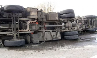 Bakıda iki TIR alışıb yandı - Partlayış səsləri eşidildi -  FOTO