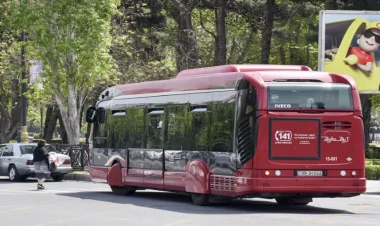 Bakıda avtobusda yaşlı kişidən xanıma ƏXLAQSIZ HƏRƏKƏT - VİDEO