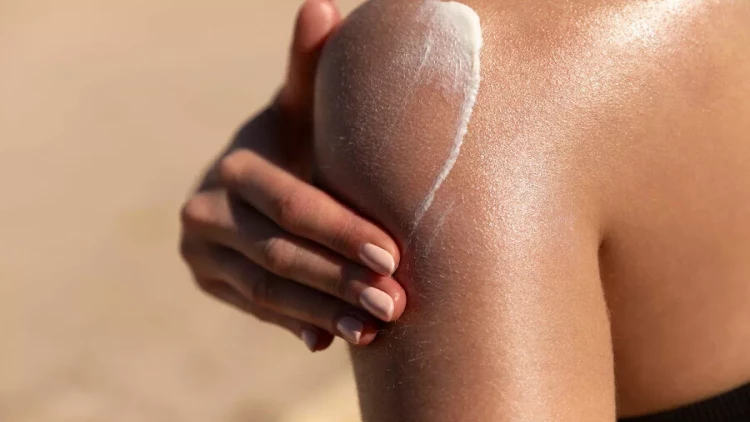 Biokimyaçı məşhur kremlərdən DANIŞDI: Dəri xərçənginə səbəb olur