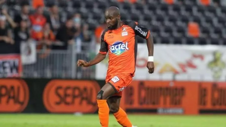 Karyerasını bitirən futbolçu vaksin şirkətlərini məhkəməyə verdi