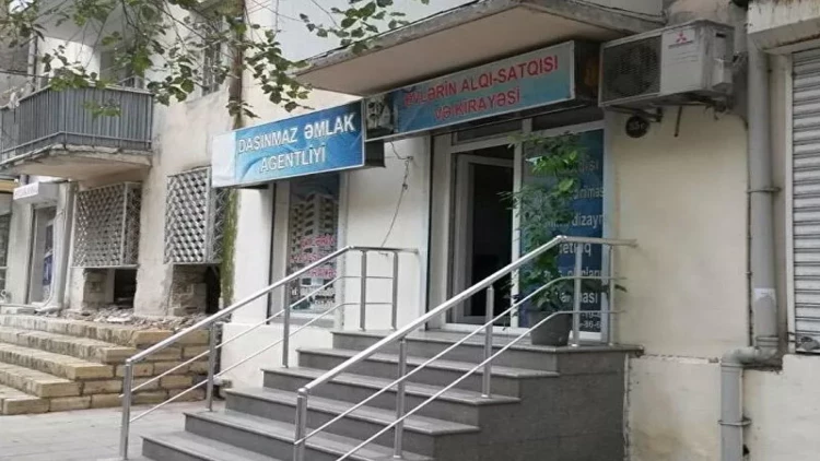 Azərbaycanda makler və övladları bıçaqlandı