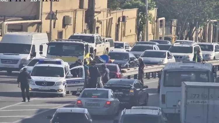 Bibiheybət məscidinin qarşısında avtomobil arakəsməyə çırpıldı - FOTO