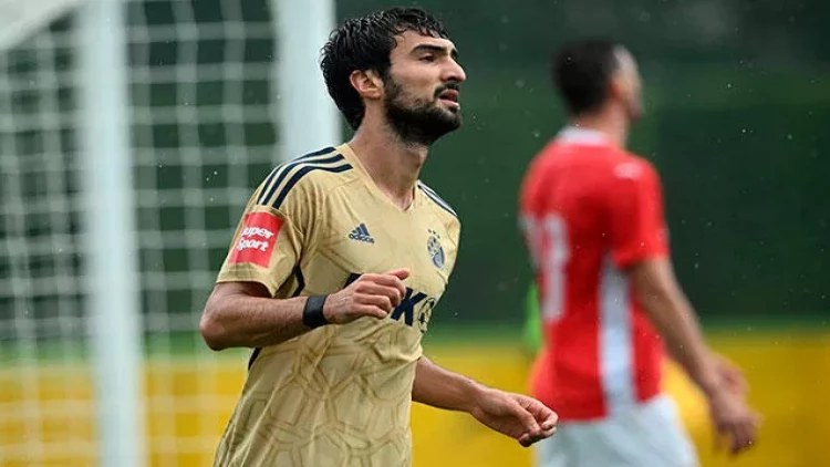 Mahir Emreli “Dinamo”dan gedir