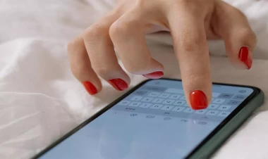 Ailəli olan sevgilisini ərinin yanına gətirdi, onunla evlənmədiyi üçün bıçaqladı