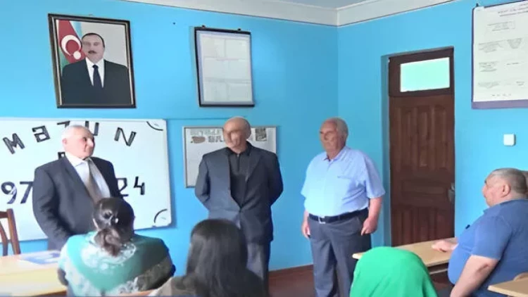 52 ildən sonra oxuduqları məktəbdə görüşdülər - VİDEO