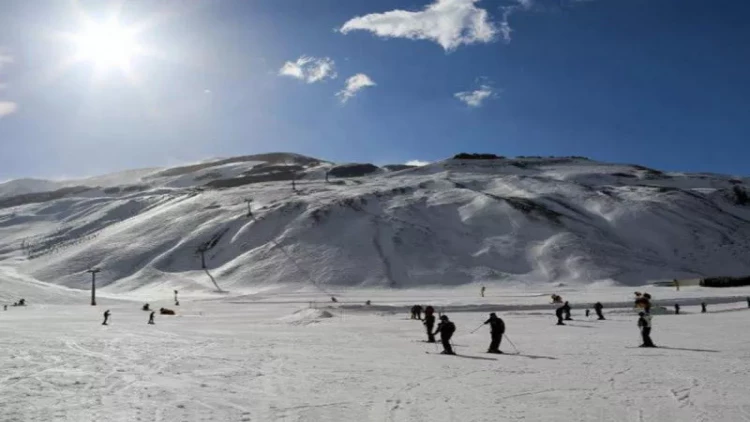 Şahdağda sulu qar yağdı
