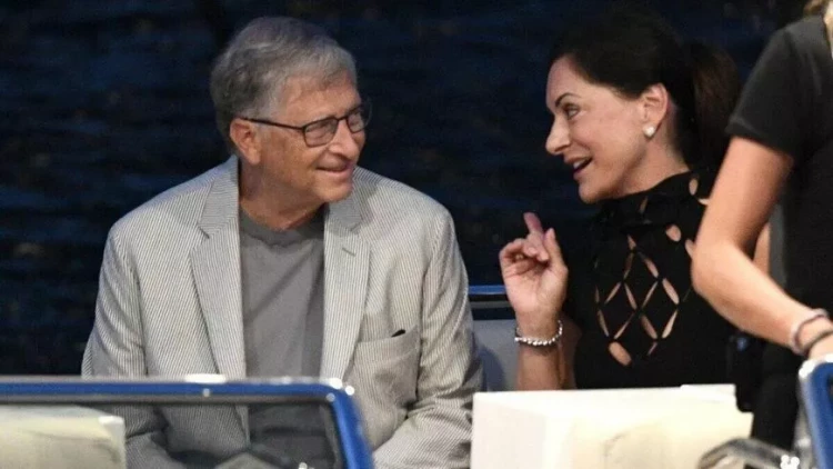 Dünyanın ən zəngin adamının ürəyini fəth edən 60 yaşlı qadın kimdir? - FOTOlar