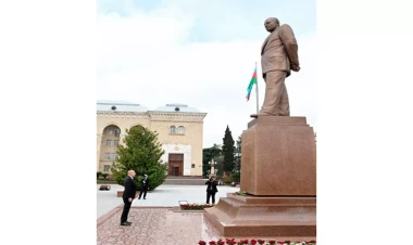Prezident Gəncədə Ulu Öndərin abidəsini ziyarət edib - VİDEO - FOTO