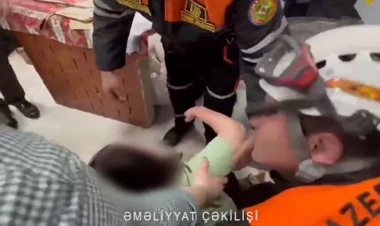 Əli xəmirqarışdıran qazanda qalan qadın belə xilas edildi - VİDEO