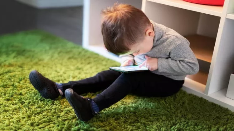 12 yaşında uşaqları ofis işçilərinə çevirən “texnologiya” - Həkimdən XƏBƏRDARLIQ