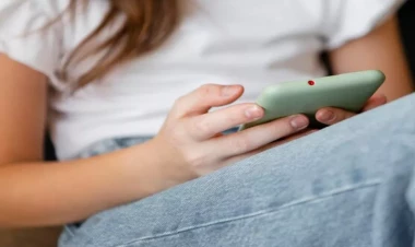 Bakıda gözəllik salonunun qarşısında arvadını döydü - İşə polis qarışdı