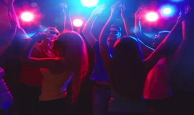 Axunddan 20 min oğurlayıb, gecə klubunda “yedi”