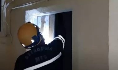 Liftdə köməksiz qalan şəxs belə xilas edildi - VİDEO