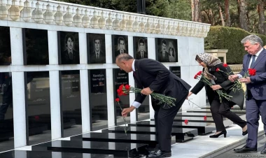 Mövlud Çavuşoğlu Şəhidlər xiyabanını ziyarət edib - FOTO