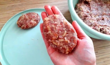 Kotlet üçün çörək və soğanı ətçəkən maşından keçirirsiniz? - Dayanın