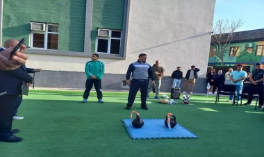 Azərbaycan pəhləvanı dünya rekordunu qırdı - FOTO
