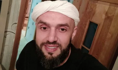 Azyaşlı qızını öldürməkdə şübhəli bilinən atanın saxlanılma anı - FOTOlar