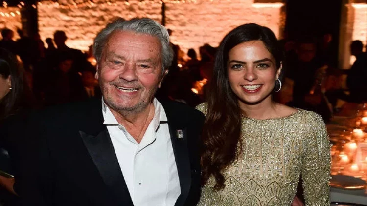 Alen Delonun qızı qardaşlarını məhkəməyə verdi