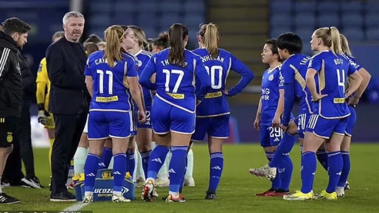 Baş məşqçi futbolçusu ilə sevgili olduğu üçün istefaya göndərildi