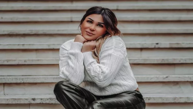 Azərbaycanlı müğənnidən kobud səhv: Adaya şəhər dedi – VİDEO