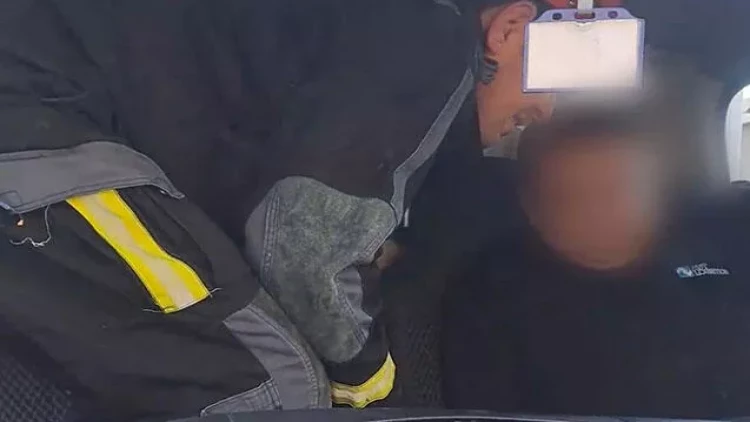 Maşında sıxılmış vəziyyətdə qalan sürücü belə çıxarıldı - VİDEO