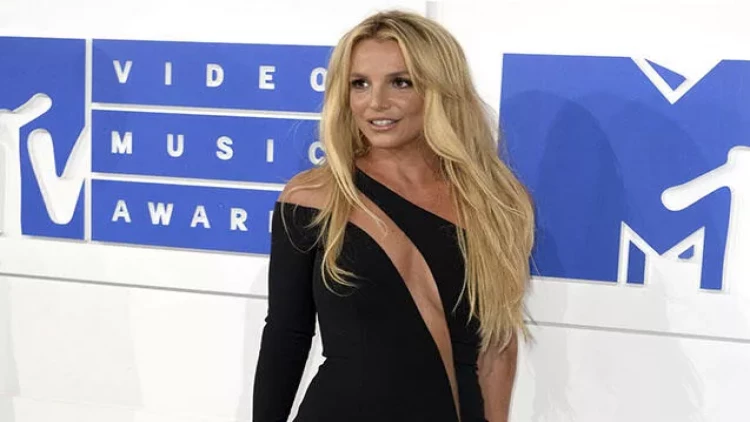 12 il öncə geyindiyi paltar hərraca çıxarılır