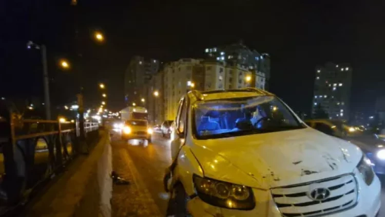 Bakıda qadın sürücü maşını körpüdə aşırtdı - FOTO