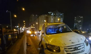 Bakıda qadın sürücü maşını körpüdə aşırtdı - FOTO