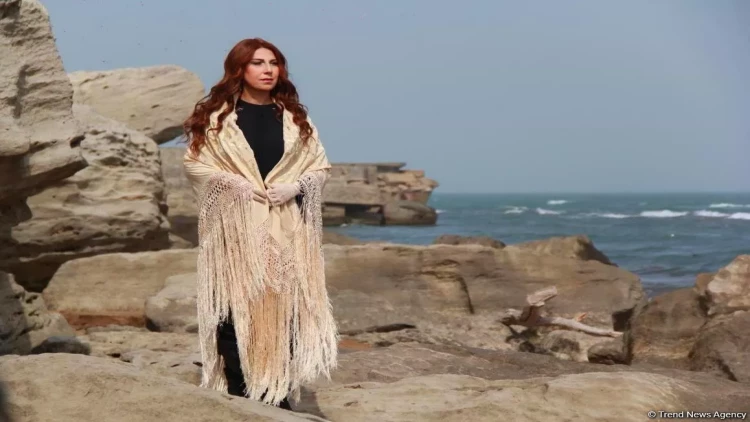 Fidan Hacıyeva - dəniz, qayalar, dalğalar və violonçel - FOTOlar