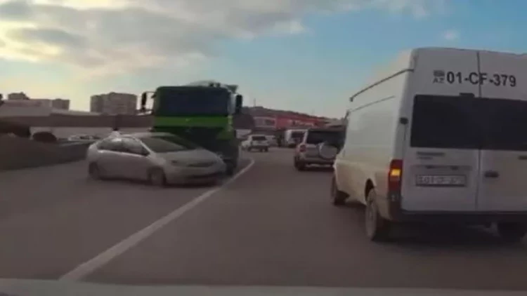 Bakıda “Prius” sürücüsü ölümün bir addımlığından döndü - ANBAAN VİDEO