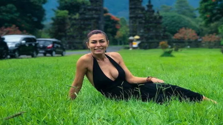 Məşhur aktrisadan ŞOK AÇIQLAMA: “Beş yaşım olanda atam bıçaqla dilimi...