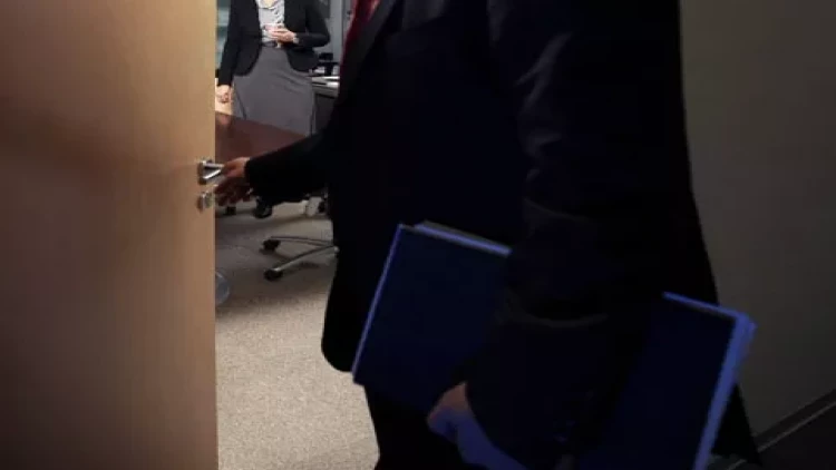 Azərbaycanda iş otağında əxlaqsızlıq edən 69 yaşlı məmur barəsində qərar verildi