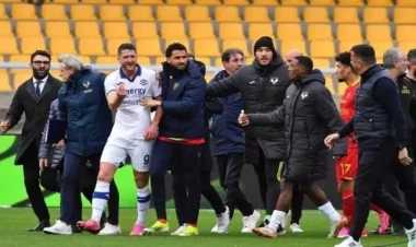 Futbolçusuna kəllə vurdu, istefaya göndərildi - VİDEO