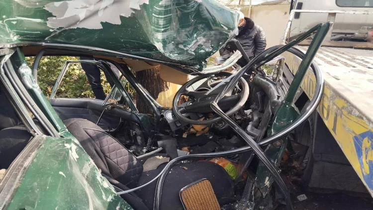 Azərbaycanda ağır qəza - evakuatorla minik maşını toqquşdu: ölən var - FOTO