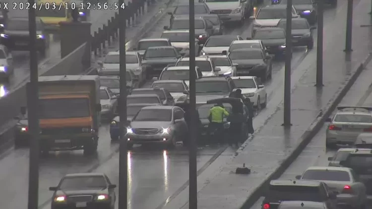 Bakıda yol qəzası  tıxac yaratdı