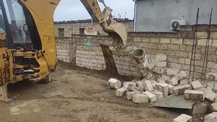 Bu ərazilərdə qanunsuz tikililər söküldü - VİDEO