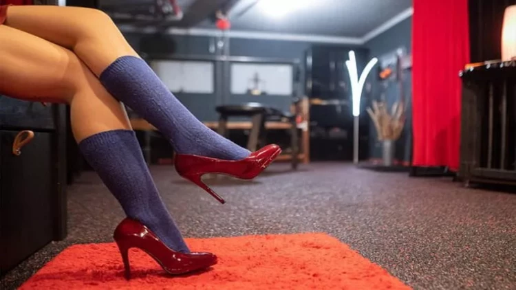 Fahişəliyə qarşı mübarizə aparan vəkil fahişə ilə tutuldu