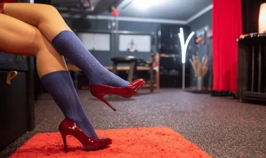 Fahişəliyə qarşı mübarizə aparan vəkil fahişə ilə tutuldu