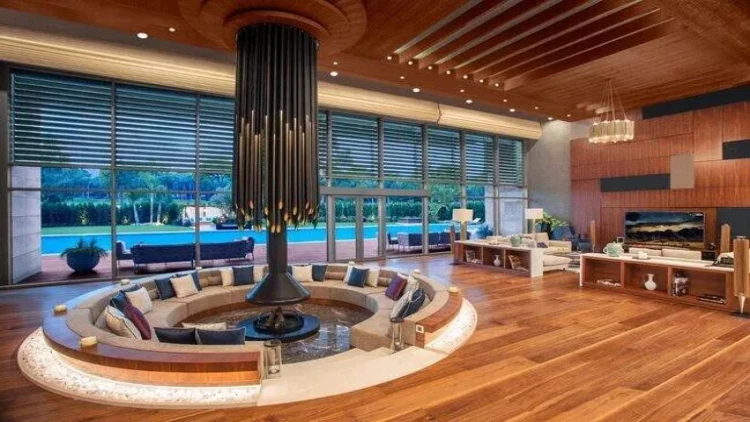 Məşhur aktyorun villasından cəbbəxana çıxdı: 72 silah, 3 min patron - FOTO