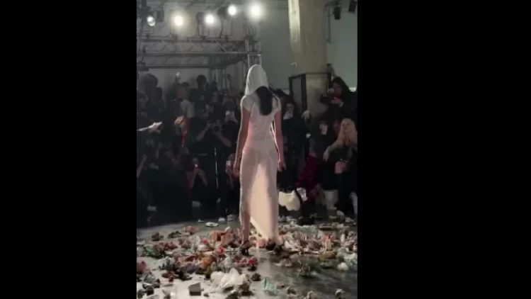 Milan moda həftəsində modellərin üzərinə zibil atdılar – VİDEO