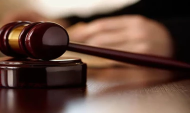 3 nəfəri qətlə yetirən şəxsin məhkəmədən GÖRÜNTÜLƏRİ - YENİLƏNİB - VİDEO