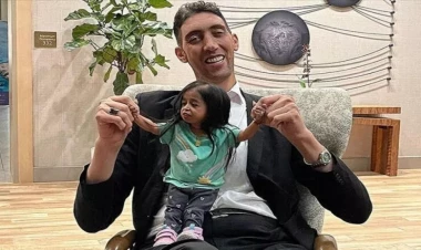 Dünyanın ən uzunboylu və qısaboylu iki adamı görüşdü