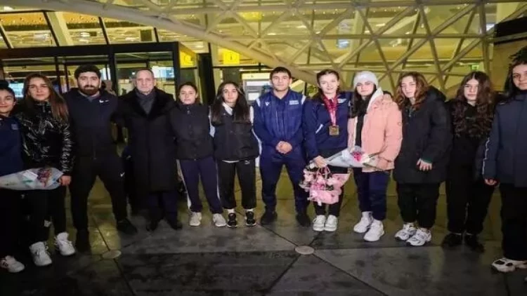 Güləşçilərimiz Vətənə qayıtdı - FOTO