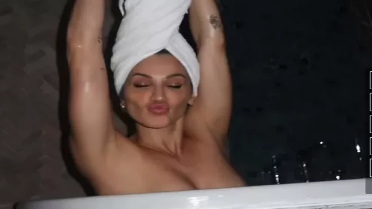 Məşhur müğənnidən açıq-saçıq FOTOlar