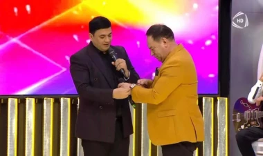 Məşhur müğənni Əlikram Bayramova 11 min manatlıq saat hədiyyə etdi - VİDEO