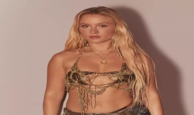 Məşhur müğənni albom üçün soyundu - FOTO