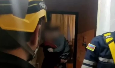 Bağlı qapı arxasında qalan azyaşlı xilas edildi - VİDEO