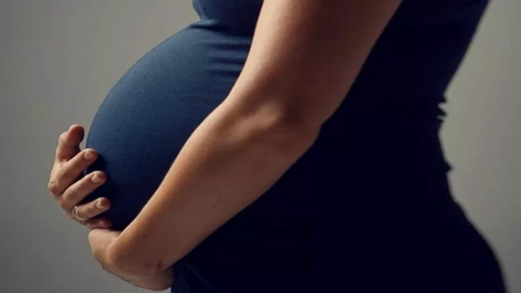 21 yaşlı qızın ACI HEKAYƏSİ: Həbsxanada ANA OLDU - VİDEO