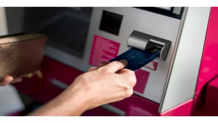 Bank kartından oğurluq edən qadın saxlanıldı